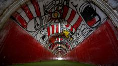 Mural di pintu masuk terowongan terkenal Stadion Rajko Mitic, Beograd, Serbia dua hari sebelum pertandingan sepak bola Grup G Liga Champions UEFA antara Crvena Zvezda (Red Star Belgrade) dan Manchester City pada 11 Desember 2023 waktu setempat. (AFP/Andrej Isakovic)