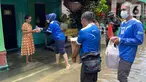 Pemimpin Cabang BRI Jombang Luthfi Riza Hartawan memberikan makanan cepat saji kepada warga terdampak banjir di Kecamatan Ngusikan, Jombang, Jawa Timur, Minggu (13/03/2022). Bantuan disalurkan secara bertahap dengan memprioritaskan masyarakat yang jauh dari jangkauan. (Liputan6.com/HO/CSRBRI)