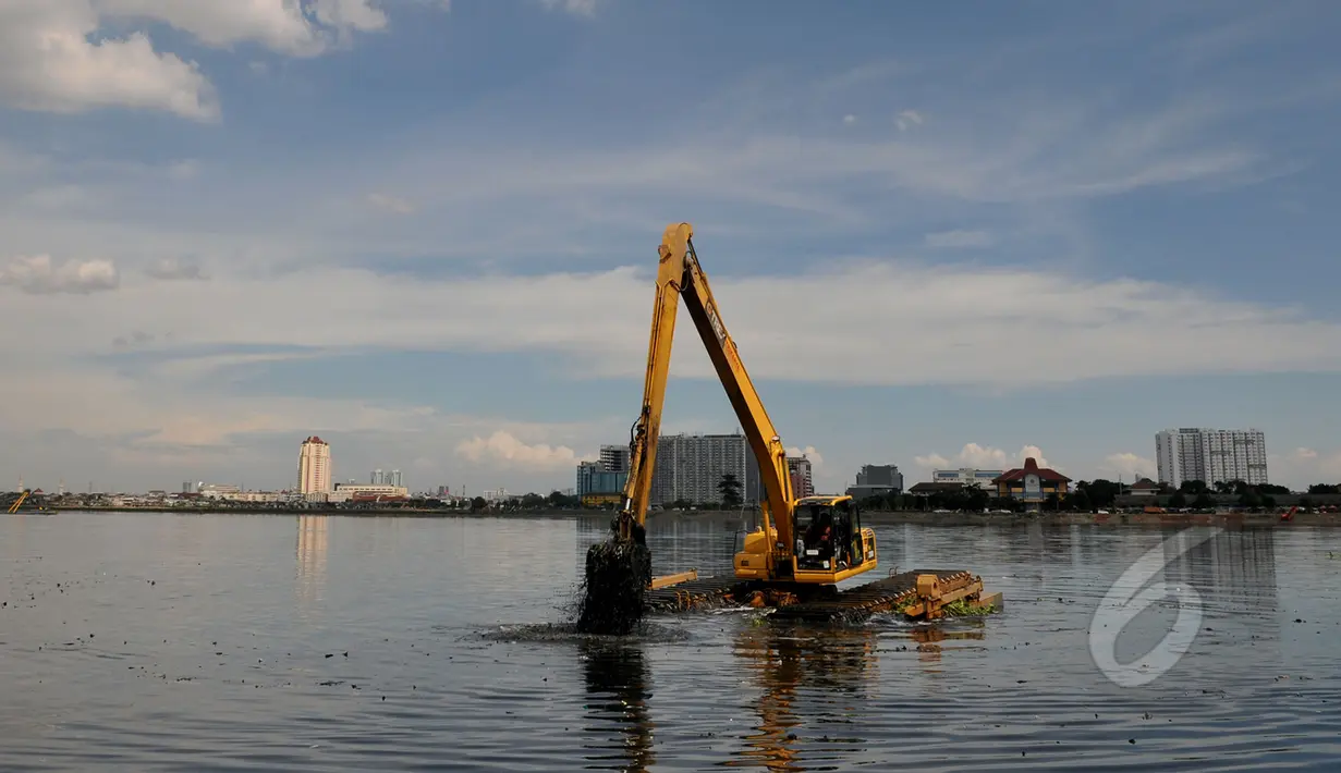 Tampak salah satu alat berat saat mengeruk sampah di Waduk Pluit, Jakarta, Kamis (30/4/2015). Pengerukan waduk pluit  dilakukan selain untuk mengurangi sampah - sampah di waduk juga untuk keindahan waduk. (Liputan6.com/JohanTallo)
