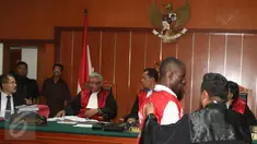Terdakwa kasus narkotika sabu seberat 6,3 kg Arinze Petrus Eneh (kedua kanan) menjalani sidang vonis di PN Jakarta Barat, Jakarta, (18/5). Majelis Hakim  PN Jakarta Barat menjatuhkan vonis 20 tahun penjara kepada Arinze Petrus. (Liputan6.com/Helmi Afandi)