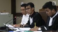 Ekspresi terdakwa dugaan suap pengadaan satelit monitoring Bakamla, Fayakhun Andriadi (kiri) saat sidang lanjutan di Pengadilan Tipikor, Jakarta, Rabu (10/10). Sidang mendengarkan keterangan saksi ahli kuasa hukum terdakwa. (Liputan6.com/Herman Zakharia)