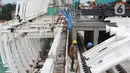 Pekerja beraktivitas menyelesaikan pengerjaan Stasiun LRT Jabodebek Dukuh Atas, Jakarta, Minggu (29/11/2020). Saat ini progres pembangunan LRT Jabodebek sudah mencapai 79,52 persen dan ditarget akan beroperasi pada pertengahan 2022. (Liputan6/Helmi Fithriansyah)