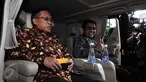 Ketua Dewan Komisioner OJK, Muliaman D Hadad (kanan) usai melakukan pertemuan di Gedung KPK, Jakarta, Jumat (19/02). Kedatangan pihak OJK dalam rangka membuat kerjasama untuk penanganan tindak pidana korupsi di badan OJK. (Liputan6.com/Helmi Afandi)