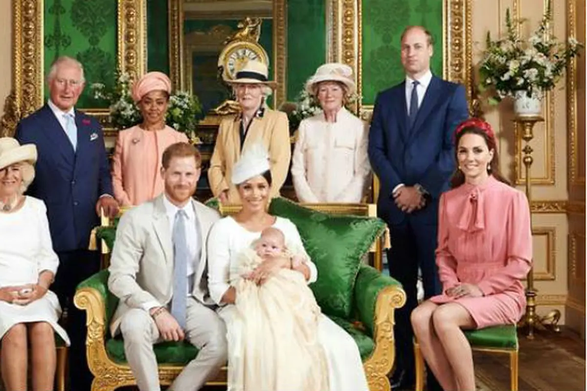 Pangeran Harry dan Meghan Markle berfoto bersama Archie dan keluarga dalam upacara pembaptisan (AFP/Chris Allerton)