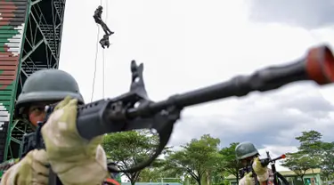 Prajurit TNI dari Batalyon Infanteri Raider berpartisipasi dalam latihan perang gerilya di pangkalan mereka di Banda Aceh, provinsi Aceh, 30 April 2019.  Prajurit batalion raider dilatih  untuk siap melakukan berbagai operasi khusus dan penugasan mendadak. (CHAIDEER MAHYUDDIN / AFP)