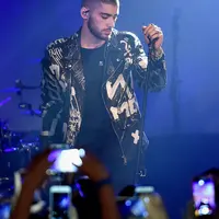 Dikutip dari Aceshowbizz, malang naas nasib fans wanita yang terjatuh ditengah desakan ribuan para penggemar yang memenuhi New York, Amerika Serikat dalam rangka launching album 'Mine Of Mine'. (AFP/Bintang.com)