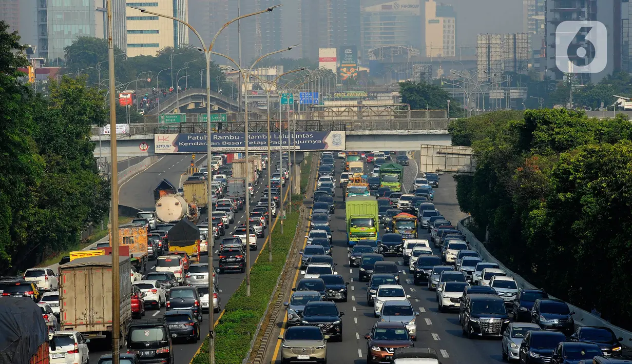 Jokowi berharap masyarakat dapat berpindah dari moda transportasi pribadi ke transportasi umum seperti Light Rail Transit (LRT) Jabodebek dan Kereta Cepat Jakarta-Bandung yang bakal diresmikan dalam waktu dekat. (merdeka.com/Arie Basuki)