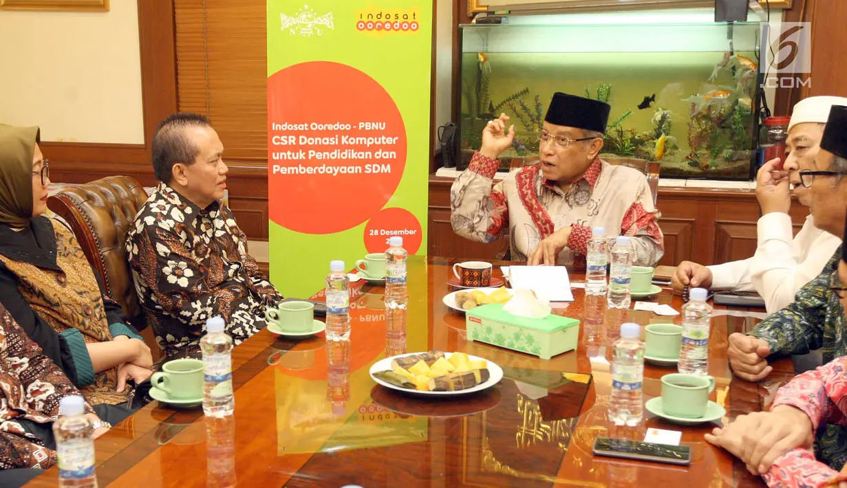 President Director & CEO Indosat Ooredoo Chris Kanter berbincang dengan Ketum PBNU KH Said Aqil Siroj di Jakarta, Jumat (28/12). Indosat Ooredoo memiliki dua pilar program CSR itu yaitu Pendidikan & Pengembangan Komunitas. (Liputan6.com/HO/Eko)