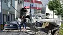 Sejumlah warga melihat kondisi jalan yang mengalami kerusakan parah akibat Gempa magnitudo 6,7 di Sapporo, Hokkaido, Jepang, Kamis (6/9). (Hiroki Yamauchi/Kyodo News via AP)