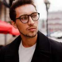 Ilustrasi Pria Berkacamata (Credit: svetlanasokolova/freepik)