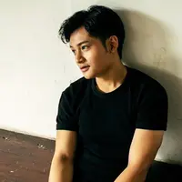 Kenakan kaos polos berwarna hitam, Randy martin nampak santai tanpa mengurangi estetika berpakaian. Pria kelahiran Surabaya ini terlihat simpel namun tetap stylish. (Liputan6.com/IG/randymartinnn)