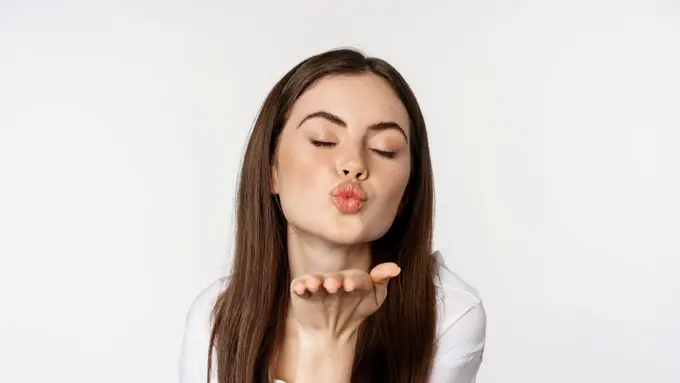 Tips Perawatan Bibir Pecah-Pecah agar Kembali Lembap dan Sehat (photo by freepik.com)