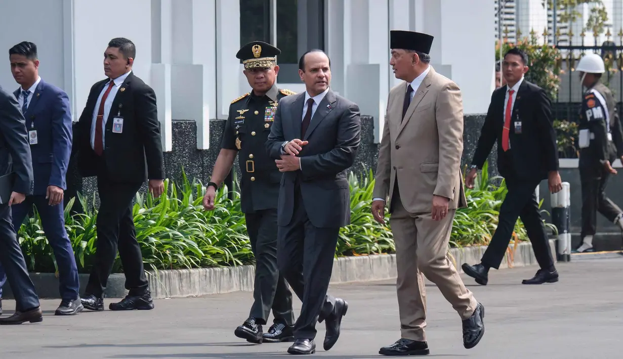 Menteri Pertahanan Republik Indonesia, Sjafrie Sjamsoeddin (ke-3 dari kanan) berjalan bersama Menteri Pertahanan Qatar Sheikh Saoud bin Abdulrahman Al Thani (tengah) saat pertemuan mereka di Kementerian Pertahanan, Jakarta, Selasa 2 Juni 2026. (BAY ISMOYO/AFP)