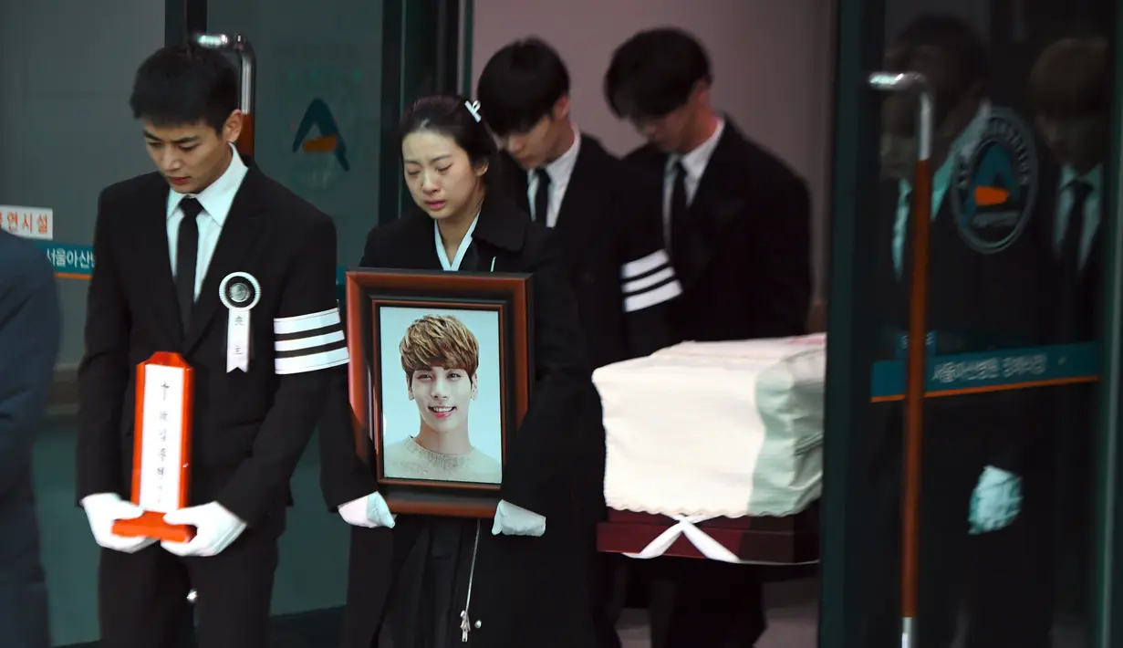 Pada Kamis, 21 Desember 2017, Jonghyun SHINee dimakamkan. Keluarga, sahabat, dan para penggemar mengantarkan Jonghyun ke tempat peristirahatan terakhir. (JUNG Yeon-Je/AFP)