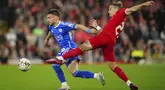 Penyerang  Leicester City Yunus Akgun ditantang oleh bek Liverpool Kostas Tsimikas dalam laga putaran ketiga Carabao Cup 2023/2024 yang dihelat di Anfield, Kamis (28/9/2023) dini hari WIB. (AP Photo/Jon Super)