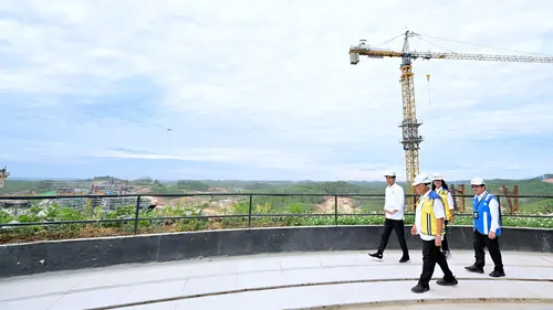 Presiden Joko Widodo atau Jokowi meninjau langsung progres pembangunan Kantor Presiden di Kawasan Ibu Kota Nusantara (IKN), Provinsi Kalimantan Timur, Jumat (1/3/2024).