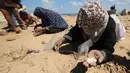 Perserikatan Bangsa-Bangsa (PBB) memperingatkan bahwa Gaza kini menghadapi bencana kelaparan dan kehancuran total. Tampak dalam foto, para perempuan Palestina mencari kacang-kacangan atau beras di pasir di Nuseirat, Jalur Gaza tengah, pada 5 Agustus 2025. (Eyad BABA/AFP)