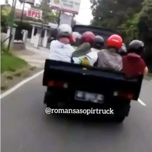 Kumpulan Potret Ibu-Ibu Nekat Naik Pikap, Bikin Deg-degan Orang yang Melihatnya (ist)