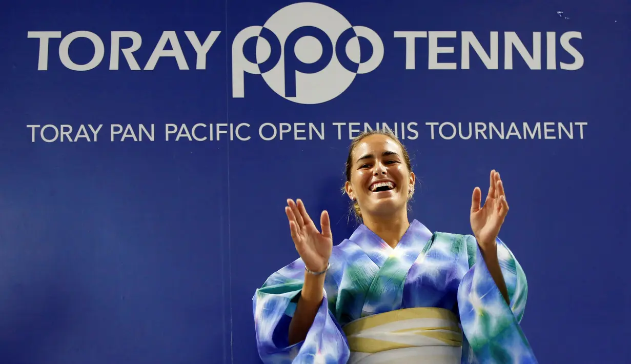 Petenis Monica Puig tertawa lepas saat acara temu fans disela turnamen tenis Pan Pacific Terbuka di Ariake Coliseum, Tokyo, Jepang (20/9). Penampilan tiga petenis cantik ini menjadi pusat perhatian warga Jepang. (REUTERS/Issei Kato)