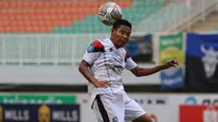 Pemain Arema FC, Evan Dimas mengontrol bola di kepala pada pertandingan pekan ke-26 BRI Liga 1 2022/2023 melawan Persib Bandung yang berlangsung di Stadion Pakansari, Bogor, Kamis (23/2/2023). (Bola.com/Ikhwan Yanuar)