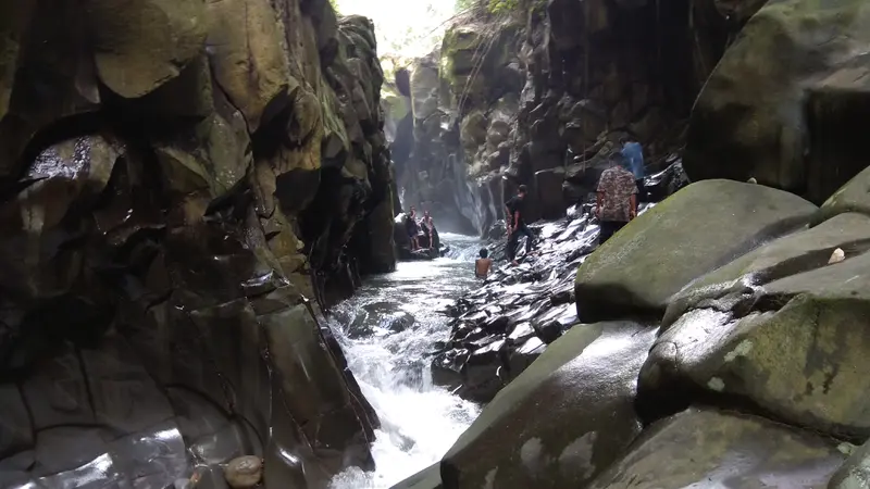 Tengok keindahan air terjun Cikuluwung  Kampung Suka Asih, Desa Cibitung Wetan, Kecamatan Pamijahan, Kabupaten Kabupaten Bogor, Jawa Barat. (Liputan6.com/Achmad Sudarno)