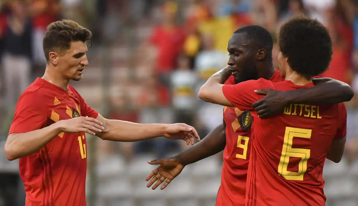 Para pemain Belgia merayakan gol Romelu Lukaku saat melawan Mesir pada laga uji coba di King Baudouin stadium, Brussels, (6/6/2018) waktu setempat. Belgia menang 3-0.(AP/Geert Vanden Wijngaert)