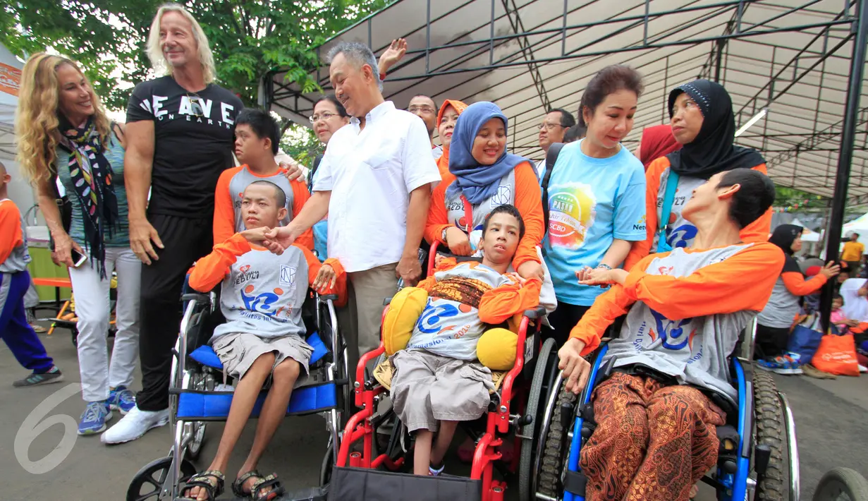 Pendiri Yayasan Artha Graha Peduli Tomy Winata dan Aktor Hollywood Matthias Heus  bersama anak anak disabilitas saat Jalan Sehat Keluarga Disabilitas (JSKD) di Pasar Akhir Pekan SCBD, Jakarta (11/12). (Liputan6.com/Fery Pradolo)