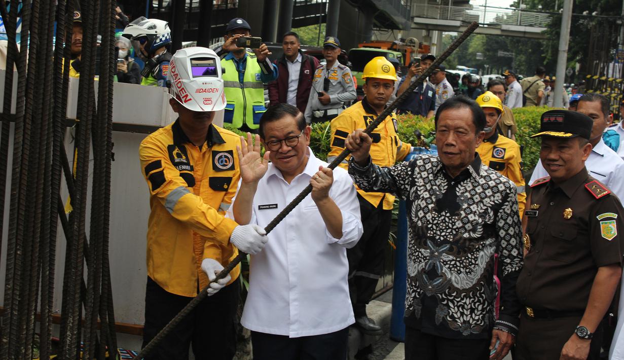 Gubernur DKI Jakarta, Pramono Anung (kedua kiri) bersama mantan Gubernur DKI Jakarta Sutiyoso menerima potongan besi pembangunan tiang monorel di Jalan HR Rasuna Said, Jakarta, Rabu (14/1/2026). Rabu (14/1) pagi, tiang monorel yang mangkrak di Jalan HR Rasuna Said, Kuningan, Jakarta Selatan mulai dibongkar. (merdeka.com/magang/Rendi Saputra)