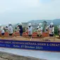 Wamen II BUMN Kartika Wirjoatmodjo Bersama Dirut PT ASDP Indonesia Ferry, Groundbreaking Pembangunan Bakauheni Harbour City Di Lampung. (Rabu, 27/10/2021). (Liputan6.com/Yandhi Deslatama).