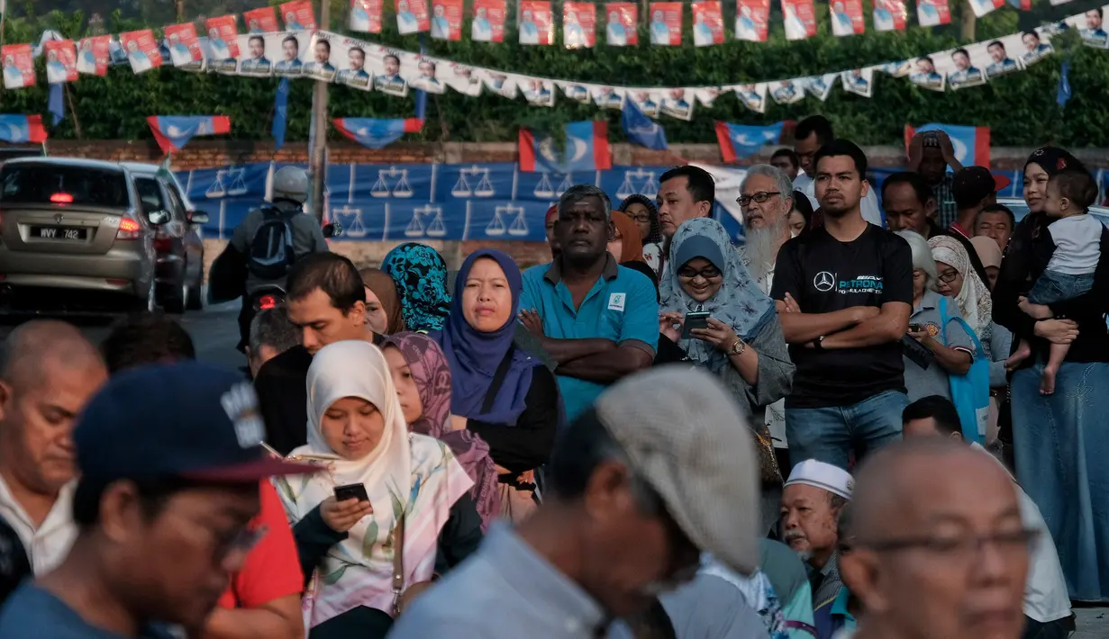Warga Malaysia mengantre untuk menggunakan hak pilih mereka di tempat pemungutan suara (TPS) Kuala Lumpur, Rabu (9/5). Pemilihan umum Malaysia ini untuk menentukan Perdana Menteri. (AP Photo/Sadiq Asyraf)