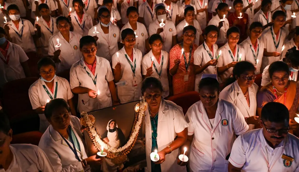 <p>Hari Perawat Internasional juga bertepatan dengan ulang tahun kelahiran Florence Nightingale, pelopor keperawatan modern. (R.Satish Babu/AFP)</p>