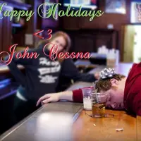 Selama 9 tahun terakhir, pria ini bikin kartu ucapan Natal dalam keadaan mabuk. (Via: boredpanda.com)