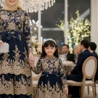 Gamis brokat terbaru untuk ibu dan anak tahun 2025/ Ilustrasi Gemini AI