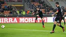Pemain AC Milan, Andre Silva melakukan tendangan ke gawang Austria Wien pada matchday kelima Liga Europa di Stadion San Siro, Jumat (24/11). AC Milan memastikan diri lolos sebagai juara Grup D usai menang 5-1. (AP/Antonio Calanni)