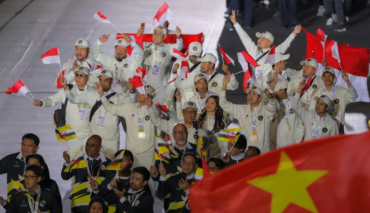 Indonesia menyudahi SEA Games 2025 dengan raihan 91 emas, 112 perak, dan 130 perunggu. Tampak dalam foto, perwakilan atlet Indonesia saat mengikuti parade upacara penutupan SEA Games 2025 di Rajamangala Stadium, Bangkok, Thailand, Sabtu (20/12/2025). (Bola.com/Bagaskara Lazuardi)