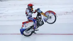 Daniil Ivanov dari Rusia beratraksi mengangkat ban depan usai melewati garis finis di FIM Ice Speedway Gladiator di Arena Medeo, Almaty, Kazakhstan (21/2). Sirkuit yang diselimuti es membuat kejuaraan ini menjadi unik. (REUTERS/Shamil Zhumatov)