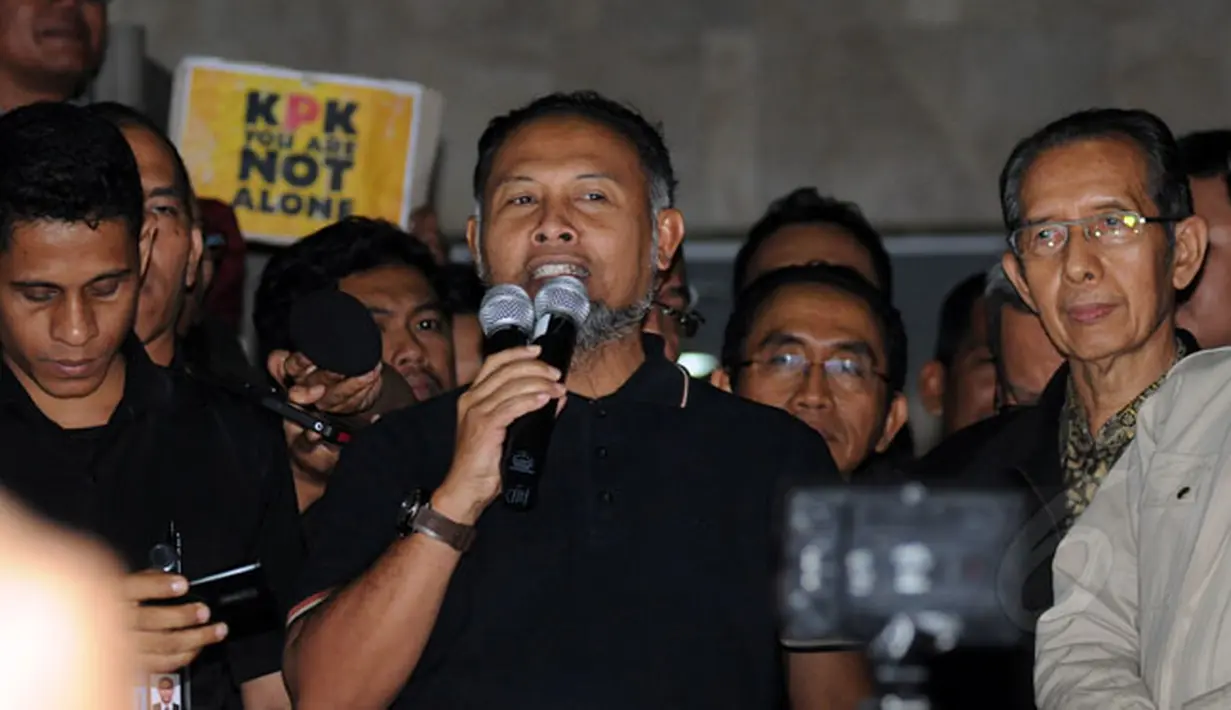 Wakil Ketua KPK, Bambang Widjojanto kembali ke gedung KPK Jakarta, Sabtu dini hari (24/1/2015). Tampak, Bambang Widjojanto memberikan beberapa pernyataan di depan gedung KPK Jakarta. (Liputan6.com/Helmi Fithriansyah)