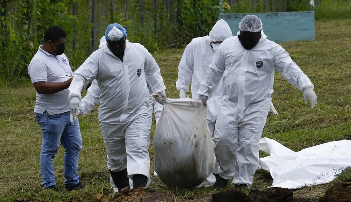 Tim forensik menguburkan secara massal sekelompok imigran yang tewas saat mencoba menyeberangi Celah Darien di Pemakaman Guayabillo, Agua Fria, Panama, 30 September 2021. Celah Darien berupa lembah dan rawa-rawa di Amerika Tengah yang memutus Jalan Pan Amerika. (AP Photo/Arnulfo Franco)