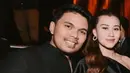 Keduanya kompak mengenakan baju hitam, Aaliyah mengenakan gaun one shoulder dan Thariq dibalut jas hitamnya. [@rizkybillar]