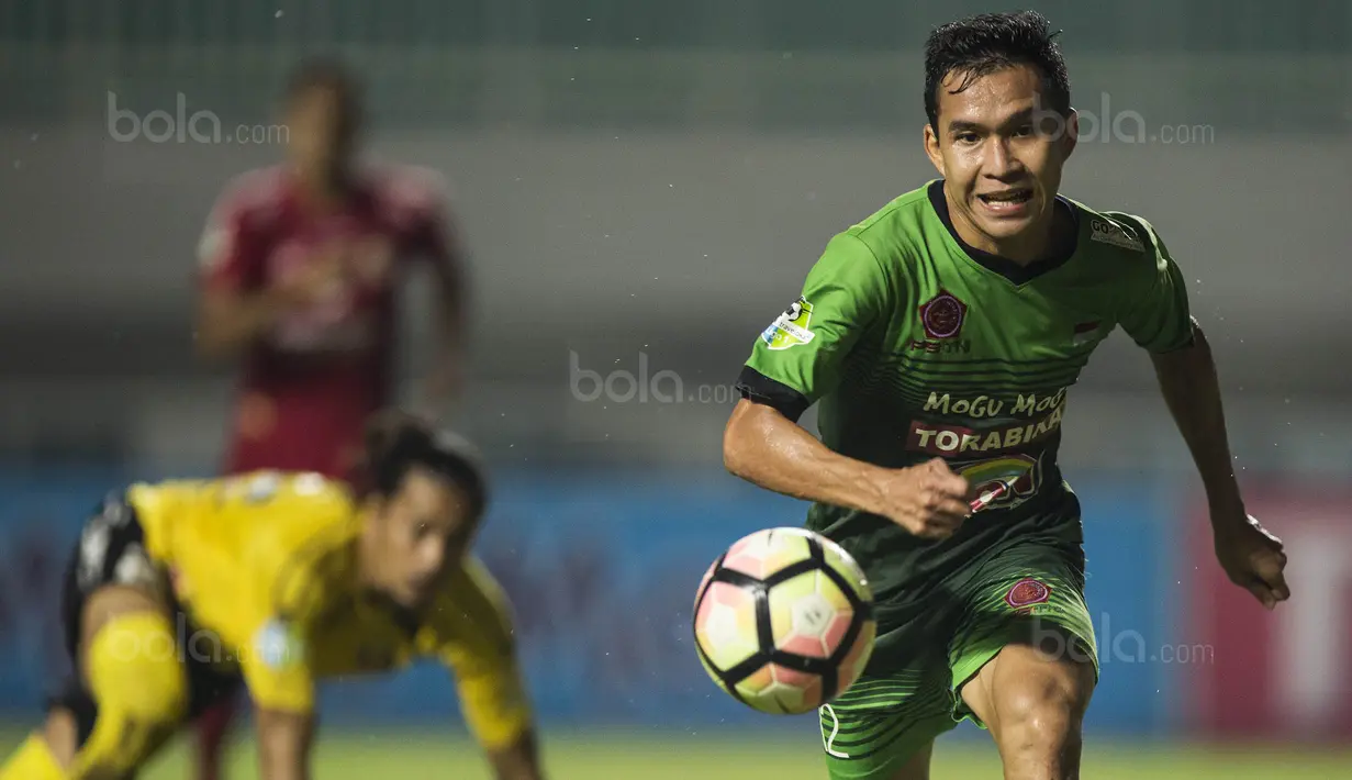 Gelandang PS TNI, Erwin Ramdani, mengejar bola saat melawan Semen Padang pada laga Liga 1 di Stadion Pakansari, Bogor, Minggu (30/7/2017). PS TNI menang 2-1 atas Semen Padang. (Bola.com/Vitalis Yogi Trisna)