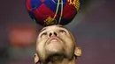 Penyerang baru Barcelona, Martin Braithwaite mengontrol bola selama presentasi dirinya di Barcelona, Spanyol (20/2/2020). Barcelona resmi memperkenalkan pemain anyar mereka, Martin Braithwaite yang diboyong Leganes. (AP Photo/Emilio Morenatti)