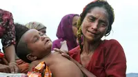 Salah satu pengungsi Rohingya bersama bayinya. (mintpressnews.com)