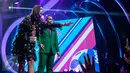 Penyanyi asal Inggris Dua Lipa berinteraksi dengan penggemarnya saat menjadi bintang tamu acara SCTV Music Awards 2017 di Studio 6 EMTEK, Jakarta, Selasa (16/5). (Liputan6.com/Gempur M Surya)