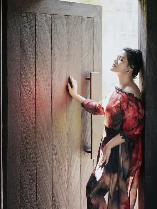 Untuk aksesori ia hanya menonjolkan anting dengan kristal merah yang indah dari brand lokal Jemma Jewellery Bali. @garyevan