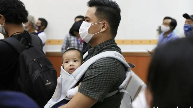 6 Potret Bibi Ardiansyah Gendong Anak Saat Temani Vanessa Angel Jalani Persidangan