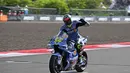 Pembalap tim BK8 Gresini Racing MotoGP asal Spanyol, Fermin Aldeguer tampil sebagai juara MotoGP Indonesia 2025. (SONNY TUMBELAKA/AFP)