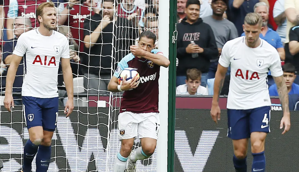 Striker West Ham United, Javier Hernandez, melakukan selebrasi usai mencetak gol ke gawang Tottenham Hotspur pada laga Premier League, di Stadion London, Sabtu (23/9/2017). Tottenham Hotspur menang 3-2 atas  West Ham United. (AFP/Ian Kington)
