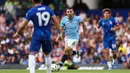 Pemain Manchester City, Mateo Kovacic menggiring bola melewati sejumlah pemain Chelsea pada laga Liga Inggris 2024/2025 di Stamford Bridge, London, Inggris, Minggu (18/08/2024) malam WIB. (AFP/Adrian Dennis)