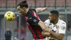 Penyerang AC Milan, Zlatan Ibrahimovic berebut bola dengan bek Torino, Gleison Bremer pada babak 16 besar Coppa Italia 2020/2021 di San Siro, Rabu (13/1/2021) dini hari WIB. Laga terkunci 0-0, AC Milan menang 5-4 atas Torino di babak adu penalti. (AP Photo/Antonio Calanni)
