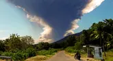 Gunung Lewotobi Laki-laki kembali erupsi, seperti yang terlihat dari desa Nangahale, Sikka, Nusa Tenggara Timur pada Senin 7 Juli 2025. (ARNOLD WELIANTO/AFP)
